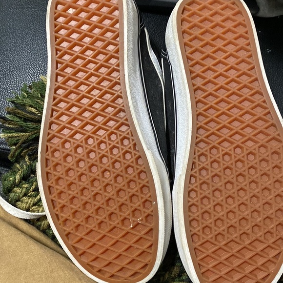 Classic Vans Off the Wall Shoes - Picture 4 of 6